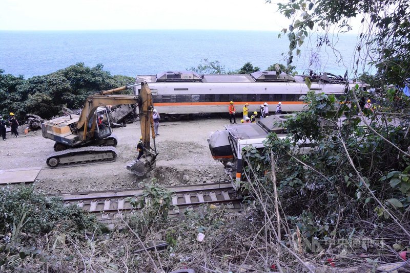 台鐵太魯閣號事故現場持續搶通,第7節車廂6日下午拖出,第8節車廂因毀損嚴重,要設法將散落零件捆起,找到著力點後才可慢慢拖出,目標在午夜前拖出隧道。中央社記者張祈攝 110年4月6日