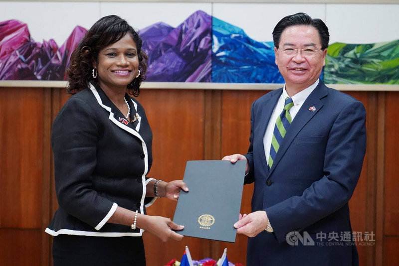 貝里斯新任駐台大使碧坎蒂(Candice Pitts)4月6日向外交部長吳釗燮(右)呈遞到任國書副本,並就兩國共同關切事項廣泛交換意見。(外交部提供)中央社記者鍾佑貞傳真 110年4月6日