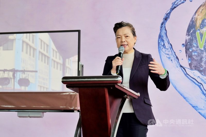 台中火力發電廠3號燃煤機組重啟,引發台中市長盧秀燕強烈不滿,經濟部長王美花(圖)6日到桃園市大園區出席「潔淨老街溪 永續大園心」成果發表會後表示,中火按照相關規定啟用也符合相關中央法規。中央社記者吳睿騏攝 110年4月6日