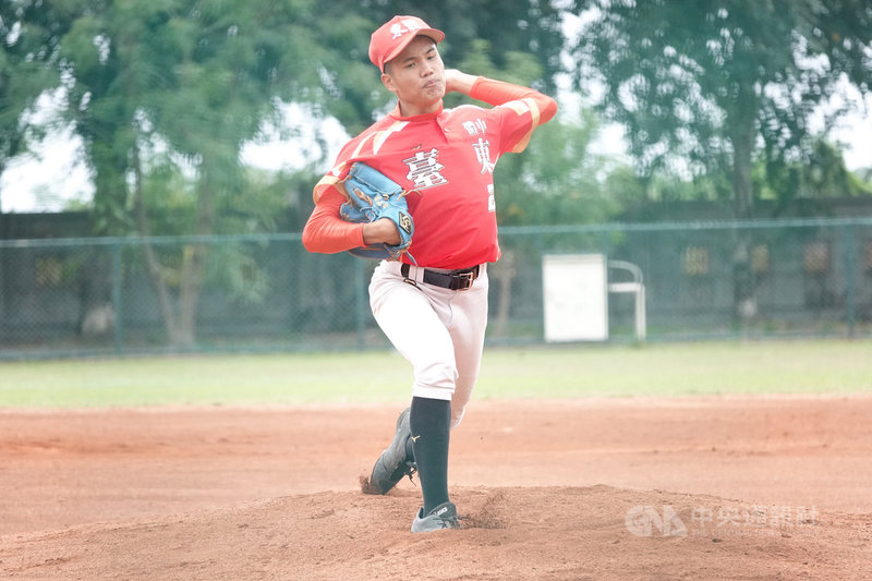 2021年東岸聯盟U18棒球錦標賽在台東體中舉行,地主分為台東縣聯隊、東體紅隊兩隊參賽,東體紅隊6日與成功商水交手,東體紅隊先發投手潘冠佑(圖)6局好投,率隊以5比0拿勝、排名第9。中央社記者謝靜雯攝 110年4月6日