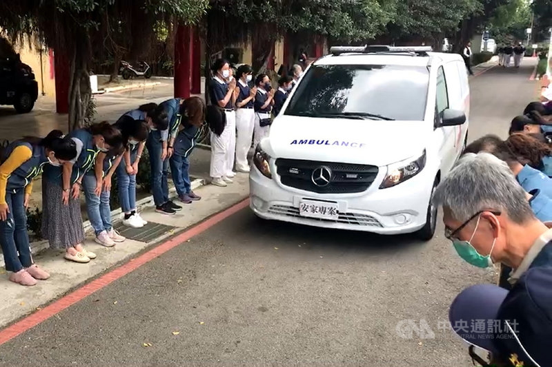 台鐵太魯閣號花蓮清水隧道出軌事故釀嚴重死傷,罹難台南市關廟區民程俐欣6日移靈回台南,慈濟功德會、關廟區公所等人員在車輛抵達殯儀館時,列隊敬禮致意。中央社記者楊思瑞攝 110年4月6日