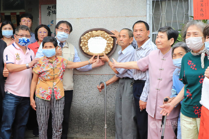 台南市長黃偉哲(中左)6日為列名台南市學術教育類歷史名人的「化石爺爺」陳春木故居掛牌,感謝「化石爺爺」開考古先河,促成豐富典藏供各界參觀研究,也期盼陳春木事蹟能被更多後代子孫記住。(台南市政府提供)中央社記者楊思瑞台南傳真 110年4月6日