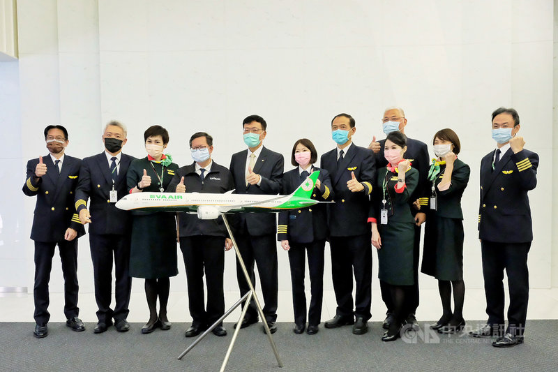 桃園市長鄭文燦(左4)6日前往長榮航空視察機組員檢疫執行情形,呼籲社會大眾勿標籤化機組員,他們站在防疫第一線,也是確保台灣經濟成長的動力,這段時間「他們也是海嘯第一排的受害者」,所承擔壓力比任何人都重,就像支持醫護人員一樣,盼大家能多關心、支持機組人員。中央社記者吳睿騏桃園攝 110年4月6日