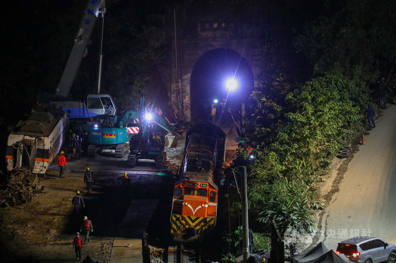 台鐵太魯閣號事故現場持續搶通,第7節車廂已於6日下午拖出,第8節車廂因毀損嚴重尚未完全拉出。入夜後,工程人員仍持續作業,目標在午夜前將車廂拖出隧道。中央社記者王騰毅攝 110年4月6日