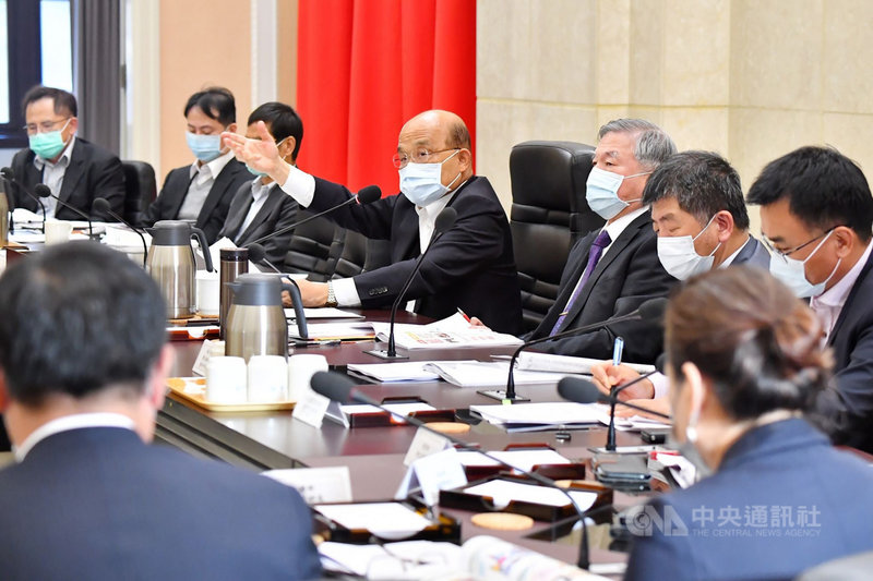 行政院長蘇貞昌(中)6日主持食安會報,對於新北萬里海漂豬驗出非洲豬瘟一事指出,台灣辛苦2年多,好不容易守住非洲豬瘟,現在發現非洲豬瘟陽性海漂豬,是不得了的事情,各部會應料敵從寬,絲毫不能大意。(行政院提供)中央社記者葉素萍傳真 110年4月6日