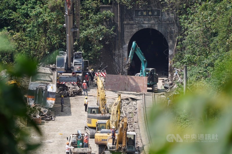 台鐵太魯閣號列車2日發生重大傷亡事故,搶修人員6日在事故現場利用鋪設鋼板、動用大型機具等持續進行搶通作業。中央社記者徐肇昌攝 110年4月6日