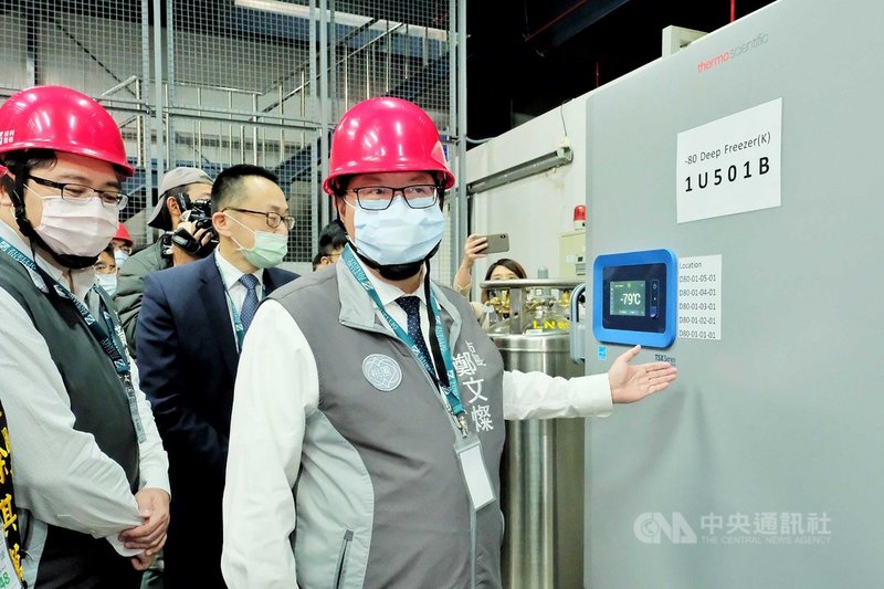 桃園市長鄭文燦(右)6日參訪裕利醫藥物流中心,除了感謝裕利接下存放及運送首批武漢肺炎疫苗的任務,也邀請進駐以物流產業為主的沙崙產業園區。中央社記者吳睿騏桃園攝 110年4月6日