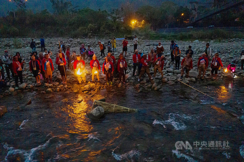 卡那卡那富族「河祭」起源於約300年前,當時族人遷徙至高雄那瑪夏溪,即楠梓仙溪上游一帶,溪中有豐富魚蝦資源成為族人重要獵場,特為感謝天神美好賜予而發展出的特有祭典,會在春夏之際舉行。(高雄市立歷史博物館提供)中央社記者王淑芬傳真 110年4月6日
