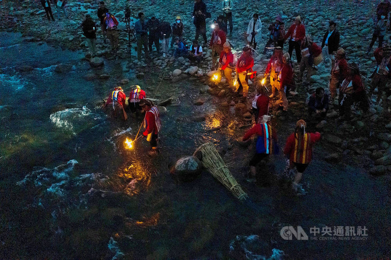 高雄卡那卡那富族人於每年春夏之際會舉行「河祭」,向天神表達感謝並祈求豐收平安。族人會在天未亮前往楠梓仙溪河畔,祭司在河域打結芒草形成結界,經儀式流程再將嚼碎米粒投入河中餵食魚群,最後在岸邊用石頭疊壓芒草、山棕雨具做記號,敬告外人勿擅入漁獵流域。(高雄市立歷史博物館提供)中央社記者王淑芬傳真 110年4月6日