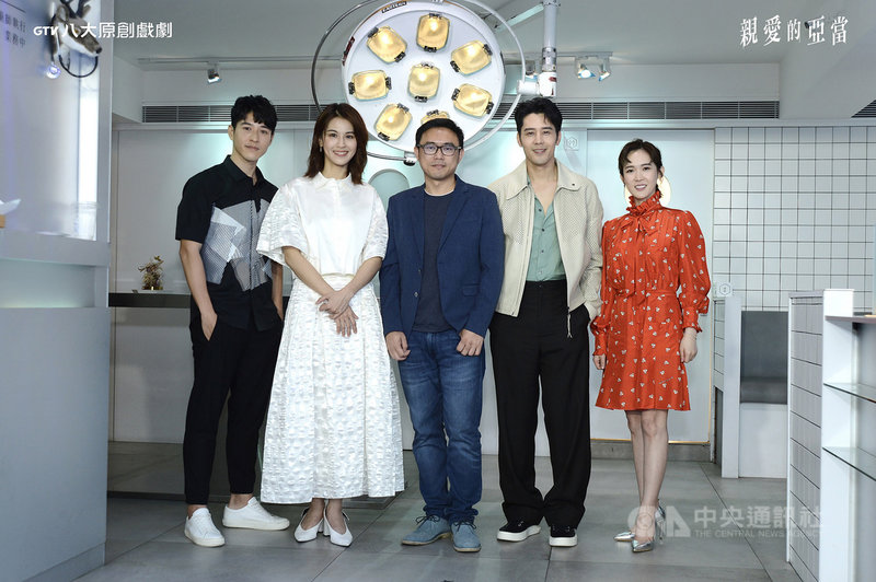演員孫可芳(右)、胡宇威(右2)、曾沛慈(左2)、吳岳擎(左)與導演廖士涵(中)6日出席新戲「親愛的亞當」卡司發布會,為戲宣傳造勢。(八大電視提供)中央社記者葉冠吟傳真 110年4月6日