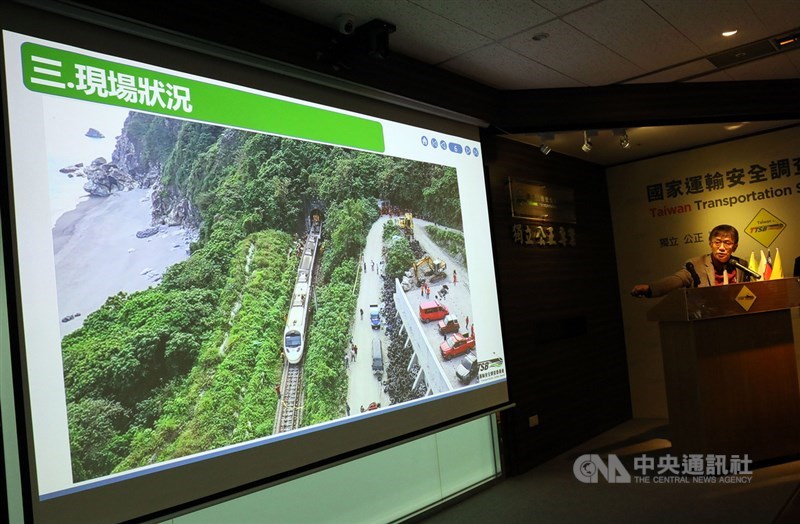 運安會6日指出,台鐵太魯閣號事故是列車撞上滑落軌道的工程車後,再推擠工程車頭一起撞進隧道。圖為運安會主委楊宏智2日傍晚出示蒐證資料。(中央社檔案照片)