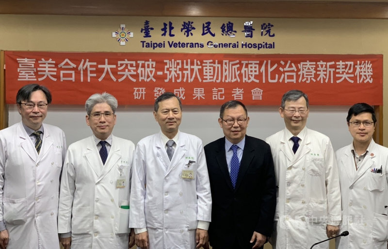 冠狀動脈硬化已成現代人的文明病,但現有藥物效果有限,北榮、陽明交大、美國加州大學聖地牙哥分校攜手領先全球找出冠狀動脈硬化新機轉,6日上午舉行研究成果發表記者會,未來可望研發出新藥物、及早診斷。中央社記者張茗喧攝 110年4月6日