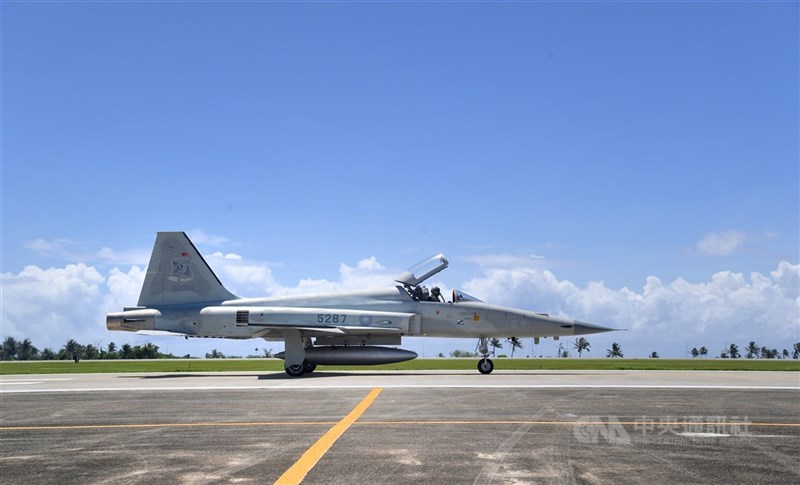 2架F-5E戰機3月22日擦撞墜海,導致飛官1殉職1失蹤。空軍當日下令各機種停飛進行天安特檢後,除F-5E外,目前所有機種已經復飛。圖為F-5E同型機。(中央社檔案照片)