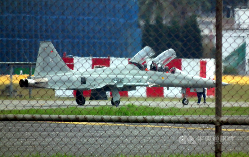 空軍台東志航基地2架F-5E戰機日前發生擦撞墜海,導致飛官1殉職1失蹤。空軍下令各機種停飛進行天安特檢,6日上午志航基地多架F-5F雙座機分批次滑行跑道後,進行復飛測試。(民眾提供)中央社記者盧太城台東傳真 110年4月6日