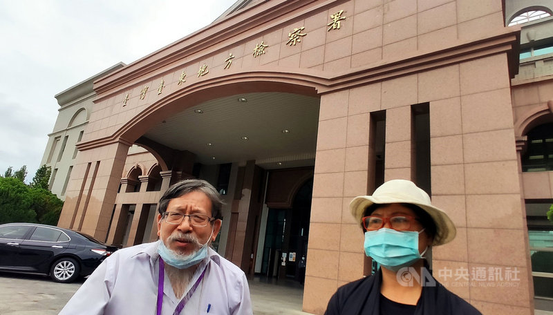 空軍中士蔡學良案,109年家屬提出新證據重啟調查,台東地檢署6日下午第2次開庭,蔡學良母親(右)認為一年才開一次庭,檢查單位辦案消極。檢方對此表示,積極偵辦調查中,家屬誤會了。中央社記者盧太城台東攝 110年4月6日