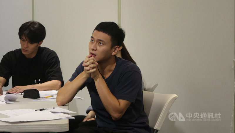「雙金」演員劉冠廷(中)回歸「植劇場2」訓練,坦言對表演路依舊憂心,害怕自己演不好或失敗,但又想做好,當他接下角色後,隨時都戰戰兢兢。(拙八郎提供)中央社記者葉冠吟傳真 110年4月6日