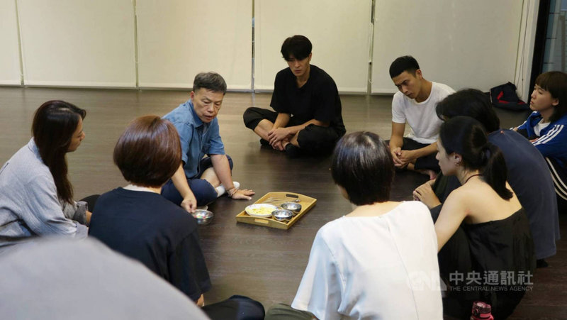 導演王小棣(藍衣)透露再開「植劇場2」課程,希望能讓演員「再出發的裝備比較好」。不同於第一季以表演課程為主,「植劇場2」這次替演員規劃更完整的配套,除表演課外,還有醫療、理財、造型、音樂、武術等共20堂課。(拙八郎提供)中央社記者葉冠吟傳真 110年4月6日