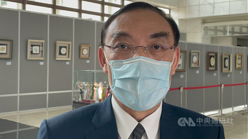 法務部長蔡清祥6日到嘉義地檢署視察業務時受訪表示,法務部所屬的檢察機關等相關單位已全力投入偵辦台鐵太魯閣號事故,一切按部就班、快速處理,儘快釐清相關案情。中央社記者姜宜菁攝 110年4月6日