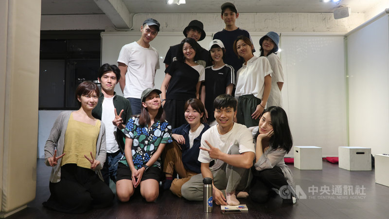 導演王小棣領軍的「植劇場2」今年將陸續開拍,第一季演員群也「回娘家」參與表演課充電,回歸初心重溫學習表演的快樂。(拙八郎提供)中央社記者葉冠吟傳真 110年4月6日