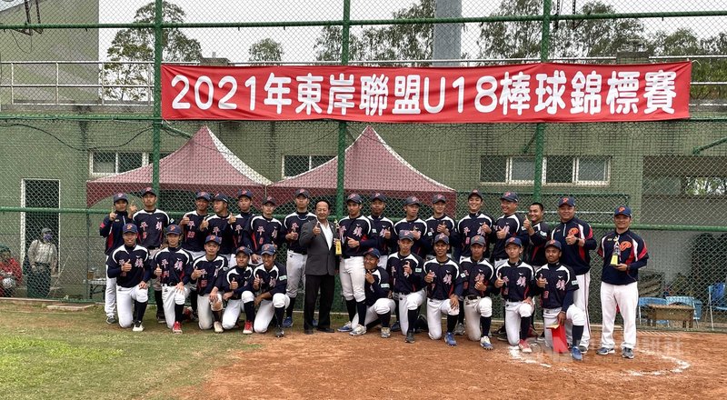 U18東岸聯盟棒球賽6日冠軍戰,平鎮高中6日與新北市聯隊交手,平鎮9局靠著再見失誤跑回致勝分,終場以2 比1擊敗新北市聯隊、拿下東岸聯盟隊史首冠。中央社記者謝靜雯攝 110年4月6日