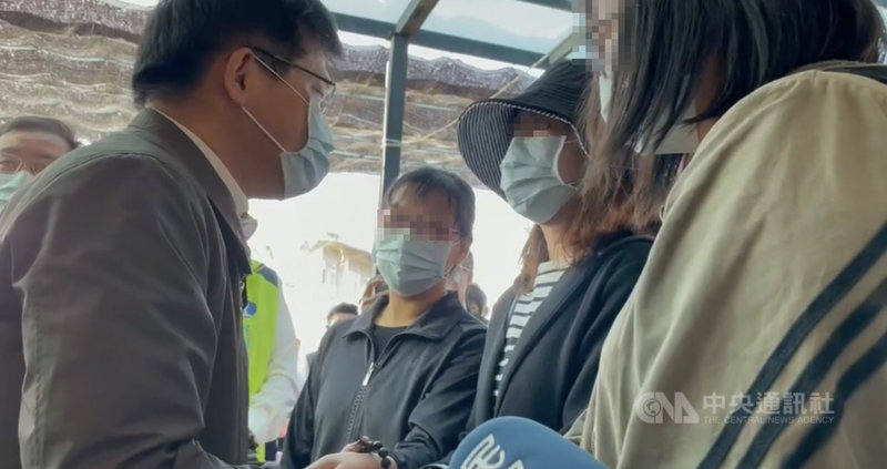 台鐵太魯閣號事故殉職司機員袁淳修告別式6日舉行,交通部長林佳龍(左)到場向家屬致意,承諾會爭取行政院頒發冒險犯難最高撫卹與榮譽。(民眾提供)中央社記者張祈傳真 110年4月6日