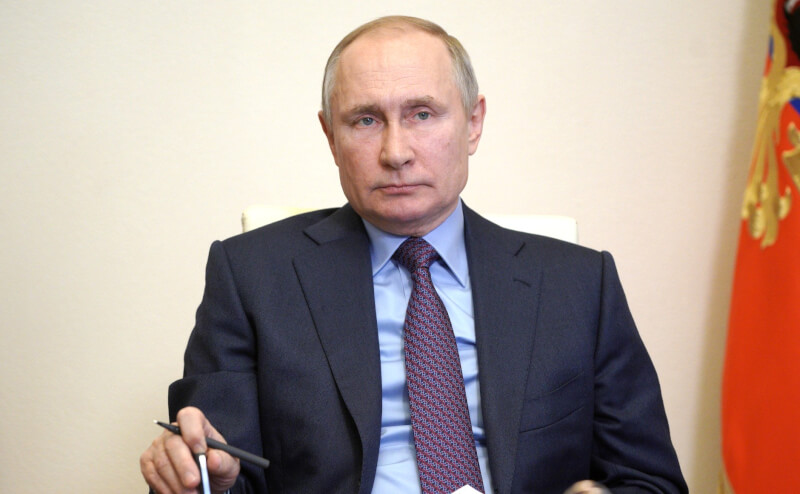 俄羅斯總統蒲亭24日簽署一項法案，對逃兵和「自願」投降等戰時行為分別課以10年和15年的重刑。（圖取自克里姆林宮網頁kremlin.ru）