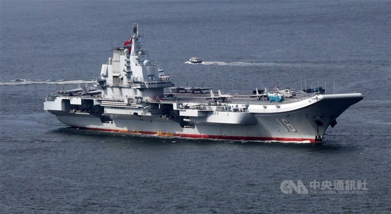 日媒指出，由舊蘇聯航艦改裝的中國航艦遼寧號，裝甲可能與莫斯科號同樣容易被飛彈擊沉，衝擊中國攻台戰略。圖為2017年訪問香港時的遼寧號航空母艦。（中央社檔案照片）
