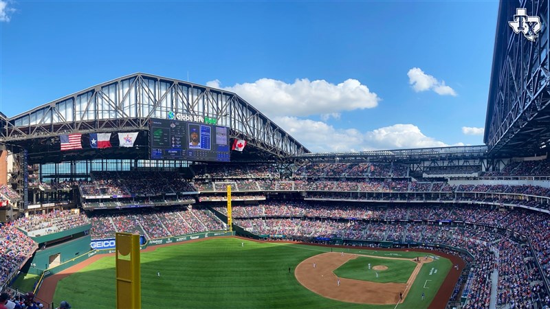 美國職棒大聯盟MLB德州遊騎兵5日在主場迎戰多倫多藍鳥,完全開放觀眾進場。(圖取自twitter.com/Rangers)