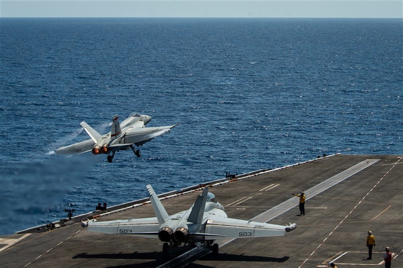美軍證實羅斯福號航空母艦打擊群(TRCSG)4日進入南海,將進行定翼和旋翼機飛行作戰、海上打擊演習、反潛作戰、協同戰術訓練等操演任務。圖為戰鬥機6日從羅斯福號航母飛行甲板起飛。(圖取自Commander, U.S. 7th Fleet網頁www.c7f.navy.mil)