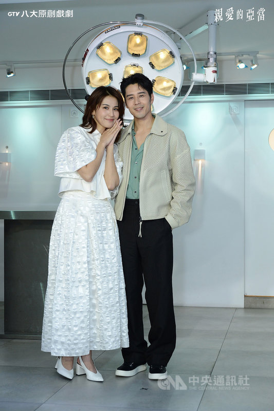 藝人胡宇威(右)與曾沛慈(左)睽違12年再度合作,攜手演出新劇「親愛的亞當」,6日兩人出席卡司發布會,分享拍攝趣事。(八大電視提供)中央社記者葉冠吟傳真 110年4月6日