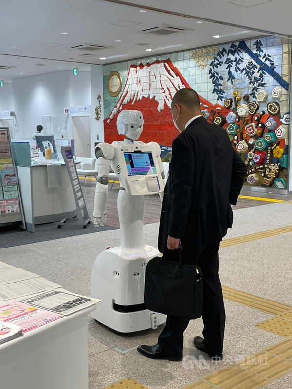系統整合廠凌群自行研發智慧服務型機器人Ayuda,透過與日本合作夥伴CIJ公司共同努力,4月正式進駐日本神奈川縣藤澤市政廳,為市民提供導覽服務。(凌群提供)中央社記者吳家豪傳真 110年4月6日
