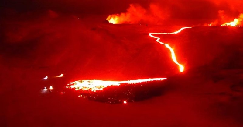 冰島火山出現新裂縫噴發橘紅岩漿 影 國際 中央社cna