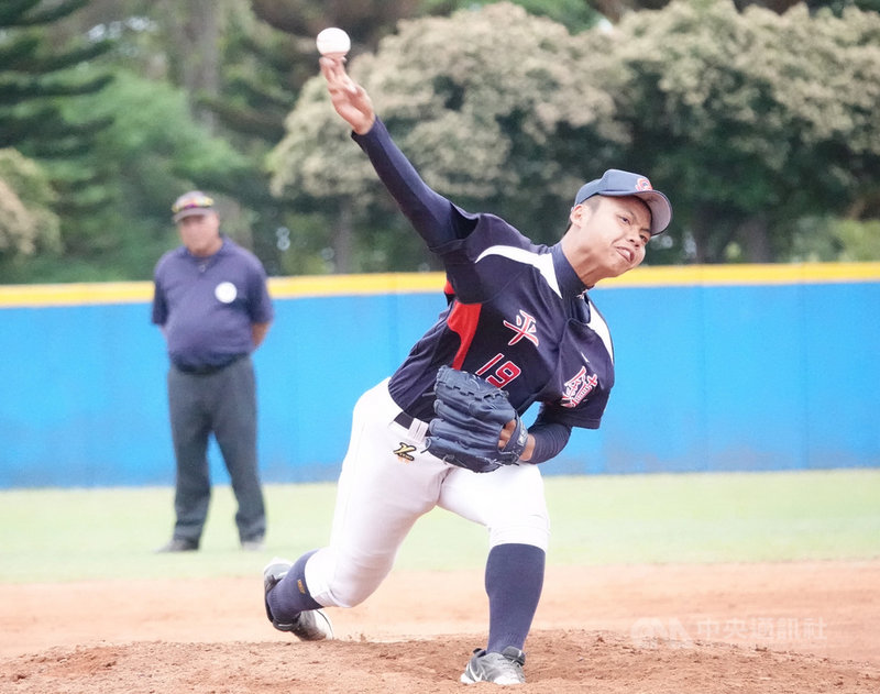 2021年東岸聯盟U18棒球錦標賽6日進行冠軍戰,平鎮高中伍祐城後援3局穩守,9局球隊靠著對手再見失誤跑回致勝分,成功拿下東岸聯盟隊史首冠,伍祐城也獲生涯首座賽會MVP。中央社記者謝靜雯攝 110年4月6日