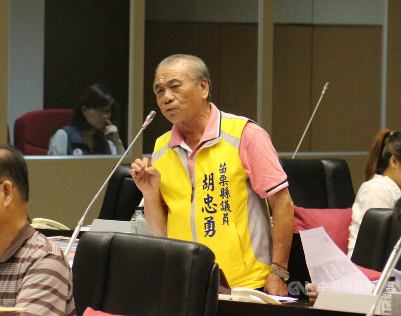 苗栗縣議員胡忠勇在家中跌倒陷入昏迷,經搶救多日,6日拔管辭世,享壽78歲,結束「7連霸」議員問政生涯。圖為胡忠勇過去在議會質詢畫面。中央社記者管瑞平攝 110年4月6日