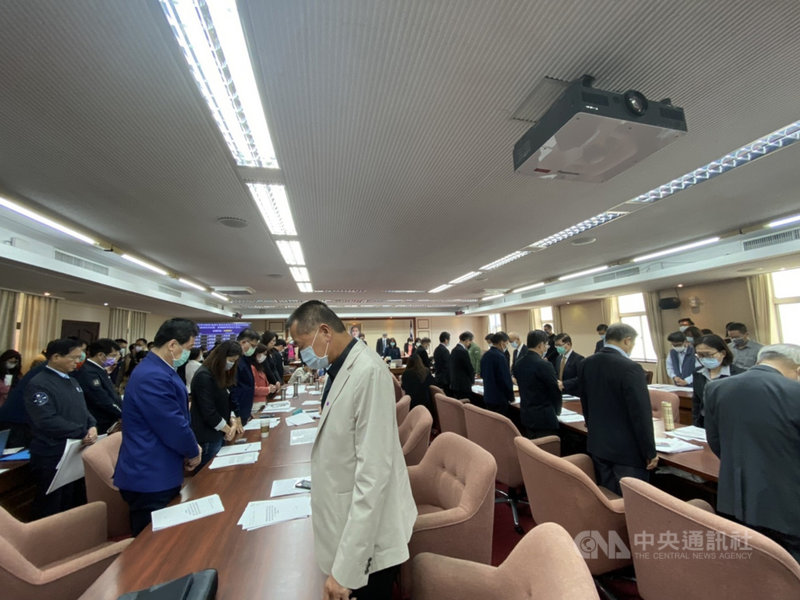 台鐵太魯閣號2日發生出軌事故造成嚴重死傷,立法院交通委員會7日開會前,全體委員起立為這次事故默哀1 分鐘。中央社記者余曉涵攝 110年4月7日