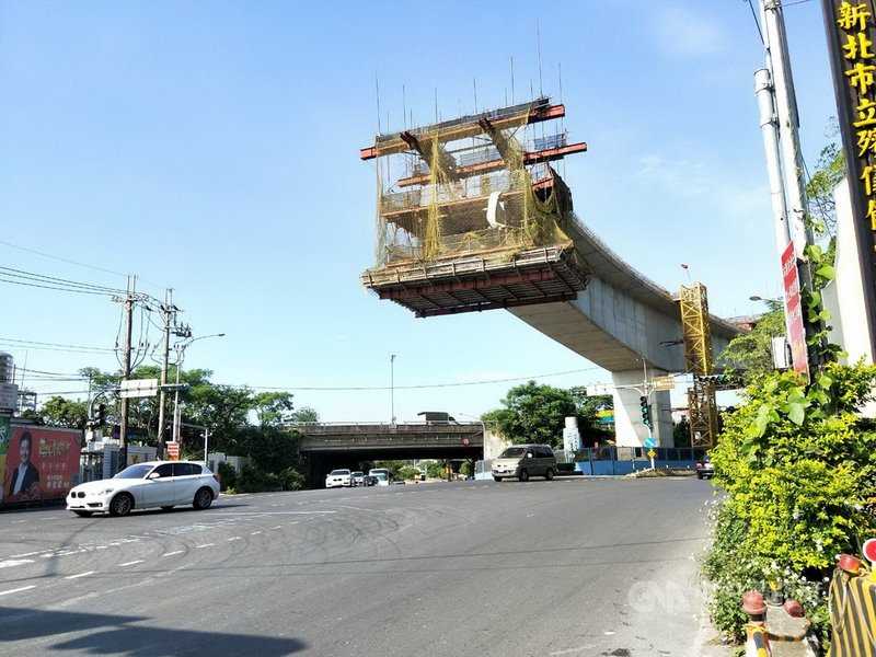 新北市長侯友宜7日要求捷運局施工三鶯線時,跨越國道與台鐵需防範墜落造成傷亡,設置工作平台並包覆防護安全網。(新北捷運局提供)中央社記者黃旭昇新北傳真 110年4月7日