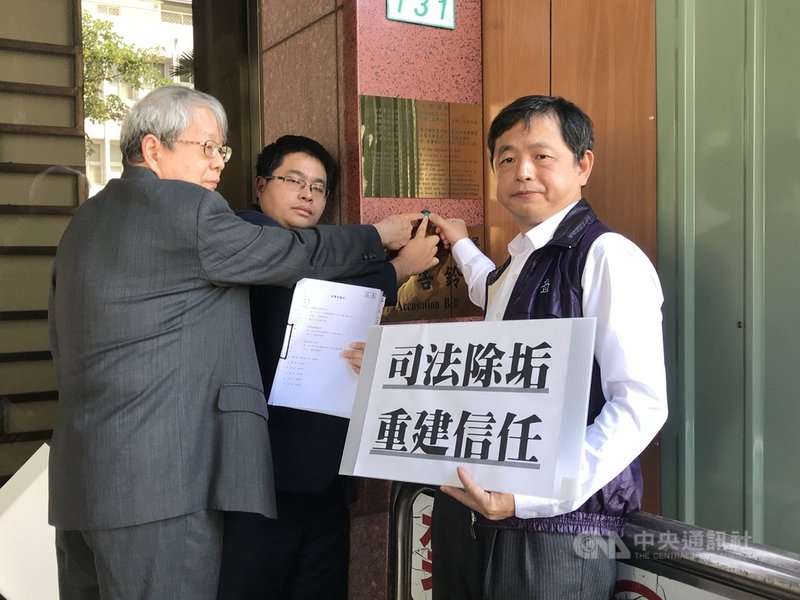 翁茂鍾案延燒,永社、台灣陪審團協會、綠色逗陣之友會7日到台北地檢署,告發前司法官林奇富、石木欽、顏南全、蘇義洲、方萬富、曲鴻煜等6人,涉及貪污治罪條例等罪。中央社記者林長順攝 110年4月7日