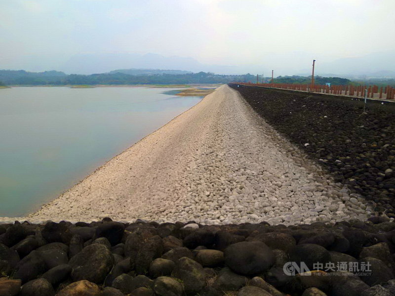 長期沒降雨,南部水情吃緊,7日嘉義仁義潭水庫平常在水位下的堤壩白色鵝卵石大面積露出。中央社記者蔡智明攝 110年4月7日