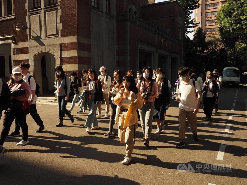 台灣師範大學學生團隊自發推動校園轉型正義,以地景為文本,帶領學生尋訪當年四六事件與白色恐怖的發生場景。(黎明破曉前工作團隊提供)中央社記者許秩維傳真 110年4月7日