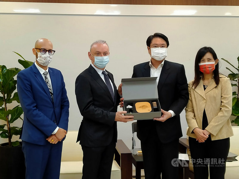 法國在台協會主任公孫孟(左2)7日拜會基隆市長林右昌(右2),雙方互贈伴手禮;林右昌表示,希望基隆與法國未來能有更多交流往來。中央社記者王朝鈺攝 110年4月7日