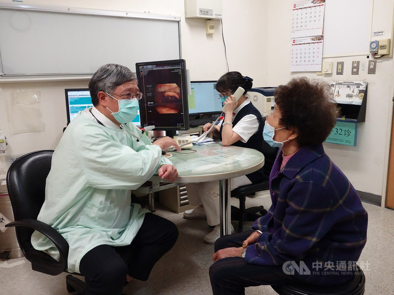 嘉義一名婦人(右)1年多前開始不斷劇烈咳嗽,近日找大林慈濟醫院胸腔內科醫師賴俊良(左)看診,發現支氣管卡一支4公分長的魚刺,取出後咳嗽症狀不藥而癒。(大林慈濟醫院提供)中央社記者蔡智明傳真 110年4月7日