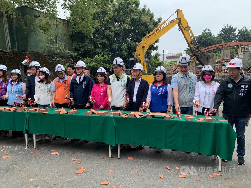 位於左營大中二路的高市環保局水肥廠,因居民抵制,市府併同養護大隊土地推動「機20」公辦都更。市長陳其邁(右8)7日出席開工典禮。中央社記者王淑芬攝 110年4月7日