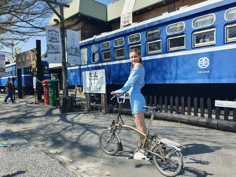 交通部觀光局花東縱谷國家風景區舉行「2021自行車旅遊年騎趣花東」說明會,規劃4條特色自行車路線,由藝人安妮代言,邀請大家漫遊花東小鎮。(縱管處提供)中央社記者盧太城台東傳真 110年4月7日