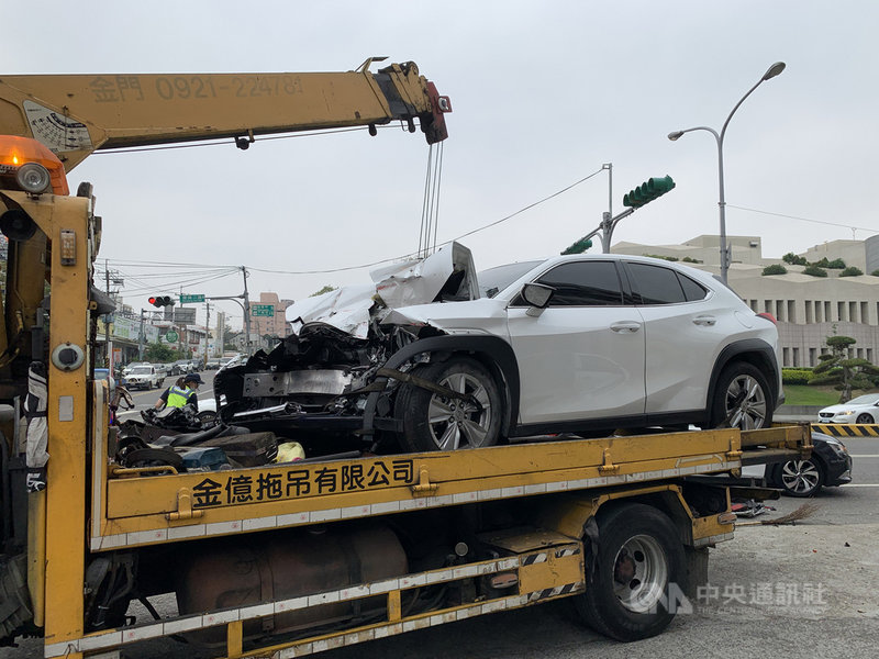 一輛載運自來水的民間公司水車7日下午行經南投市南崗一路與民族路口時,突遭一輛進口休旅車從後方高速追撞,休旅車車頭嚴重毀損,雙方駕駛皆無大礙。(民眾提供)中央社記者蕭博陽南投縣傳真 110年4月7日