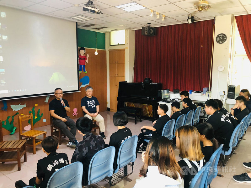 紀錄片「男人與他的海」導演黃嘉俊(後左)與片中主角之一、海洋文學作家廖鴻基(後右)走入澎湖校園,舉辦公益放映並和學子近距離互動。(牽猴子整合行銷提供)中央社記者王心妤傳真 110年4月7日