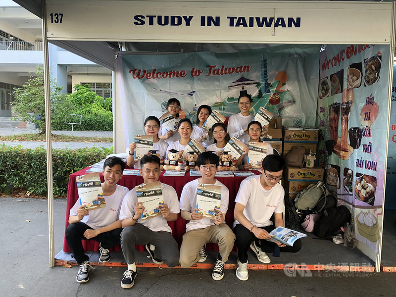 受COVID-19疫情影響,台灣的大專院校4日無法派員參加越南南部所舉辦的大專院校招生諮詢日,駐胡志明市辦事處編撰教育手冊,提供赴台留學資訊、各學校排名等讓學生參考,越南學生詢問度高。(駐胡志明市辦事處提供)中央社記者陳家倫河內傳真 110年4月7日