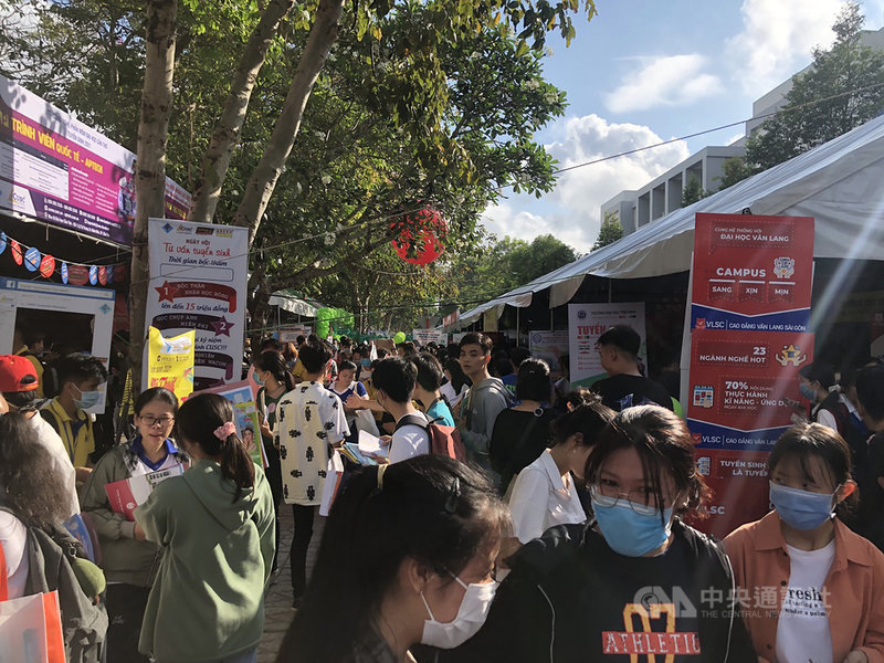 越南南部地區的大專院校招生諮詢日4日在芹苴大學登場,共有上百攤位、近百所越南大專院校參展,吸引逾2萬名學生前來。駐胡志明市辦事處前往參展,成了上百攤位中唯一的外國教育部門。(駐胡志明市辦事處提供)中央社記者陳家倫河內傳真 110年4月7日
