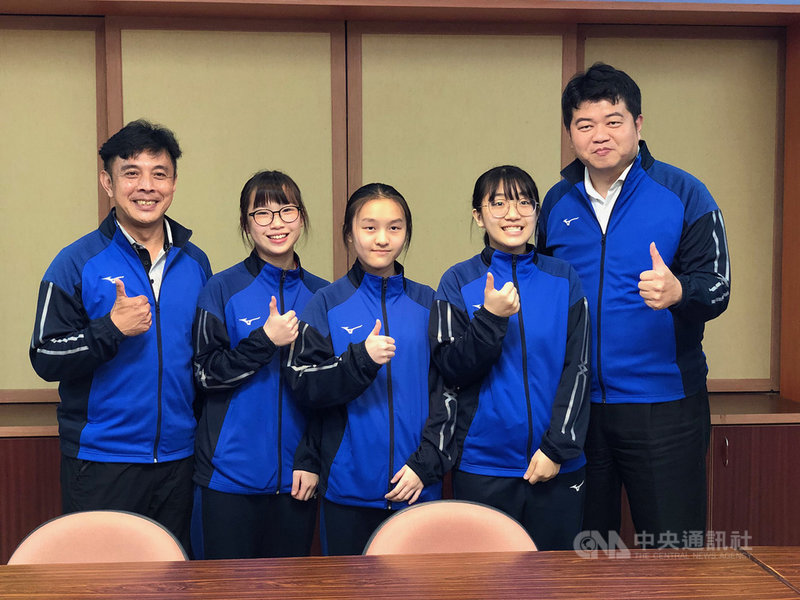 新北市光復高中(國中部)射擊隊在教練陳弘振(左起)帶領下,成員陳湘雯、陳妍卉、黃于庭於110年全中運國中女子空氣步槍團體組、個人組奪2金1銅佳績。中央社記者黃巧雯攝 110年4月7日