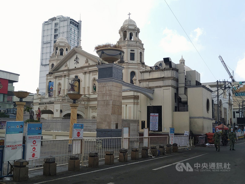 菲律賓疫情嚴峻,大馬尼拉地區和周邊4省3月29日到4月11日實施「強化社區隔離」類封城措施,位於馬尼拉市的奎艾波(Quiapo)教堂暫時封閉,信眾無法進入。圖攝於4日。中央社記者陳妍君馬尼拉攝 110年4月7日