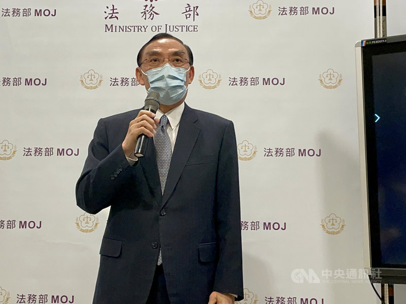 台鐵太魯閣號出軌事故釀嚴重死傷,各界關注後續調查。法務部長蔡清祥7日表示,目前除有花蓮地檢署偵辦包商李義祥等刑責外,廉政署負責調查工程採購流程,調查局則就相關金流展開清查。中央社記者劉世怡攝 110年4月7日